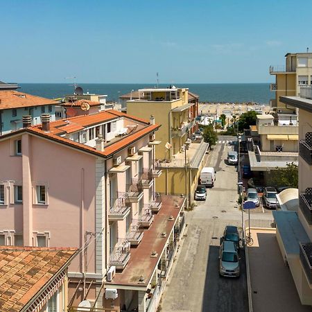 Residence Uno Studio&Suites Rimini Ngoại thất bức ảnh