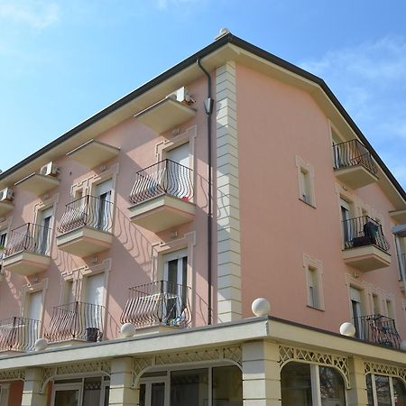 Residence Uno Studio&Suites Rimini Ngoại thất bức ảnh