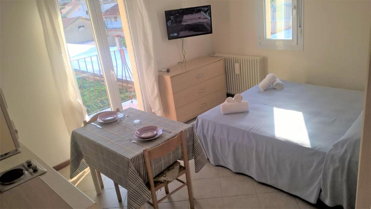 Residence Uno Studio&Suites Rimini Ngoại thất bức ảnh